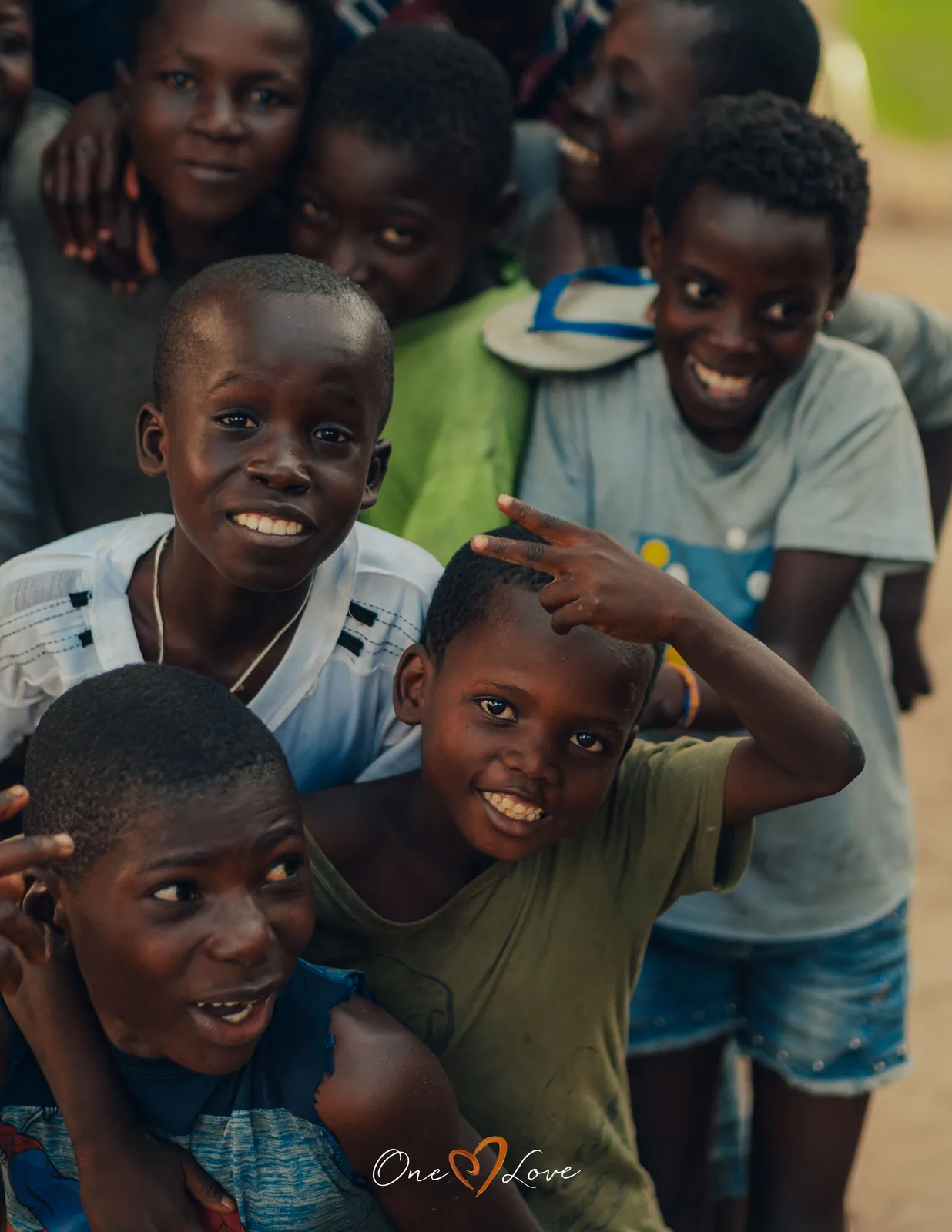 Un groupe d’enfants du centre aéré, souriants et serrés les uns contre les autres.