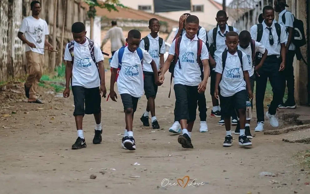 Des garçons sur le chemin de l’école, à la rentrée 2023.