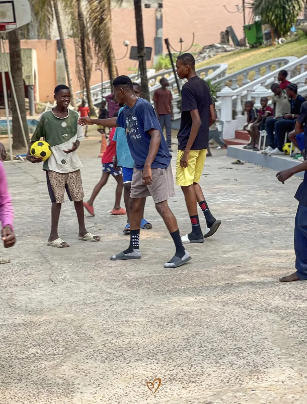 Partie de football dans la cour du centre.