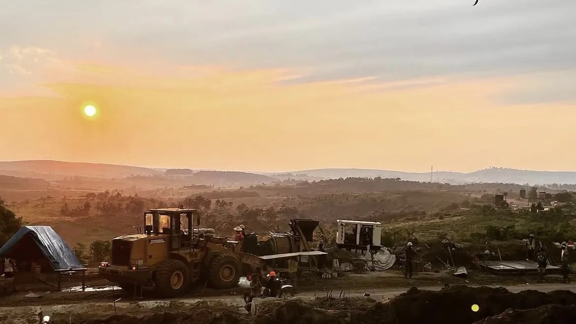Des engins au travail sur le terrain de Kasangulu, au coucher du soleil.