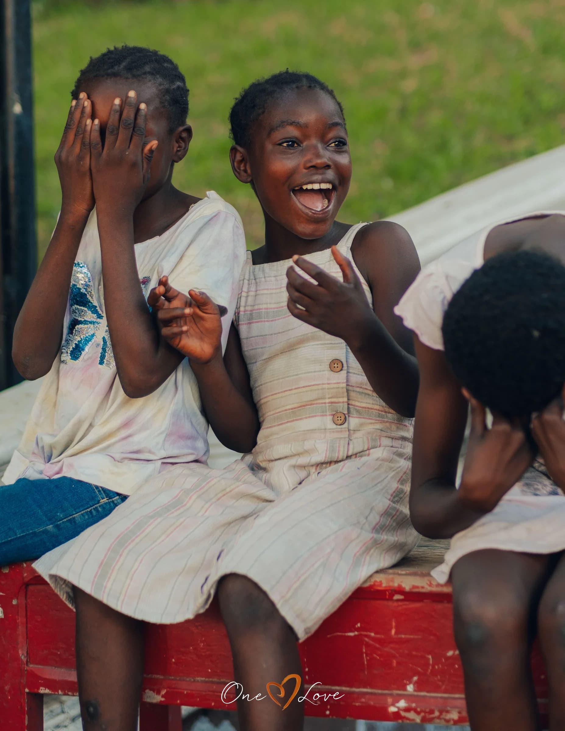 Des filles éclatent de rire au centre aéré.